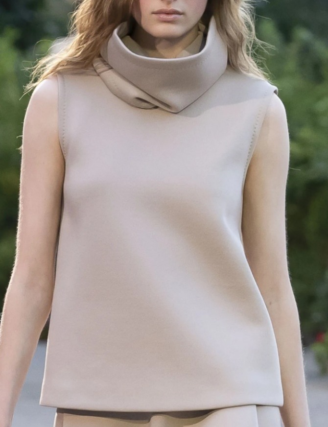 Фото дизайнерских блузок 2022 года, блузка-туника без рукавов с высоким стоячим воротником