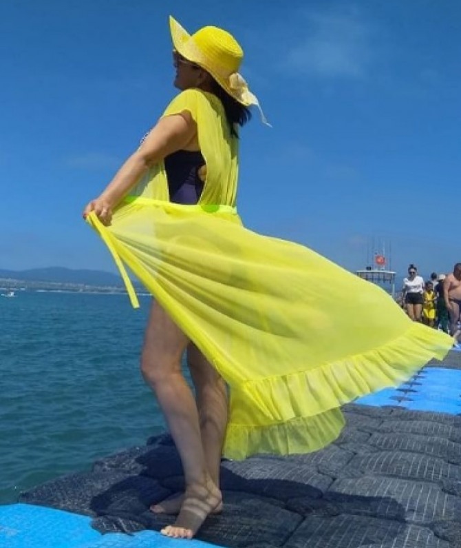 пляжное полупрозрачное желтое платье с желтой шляпой