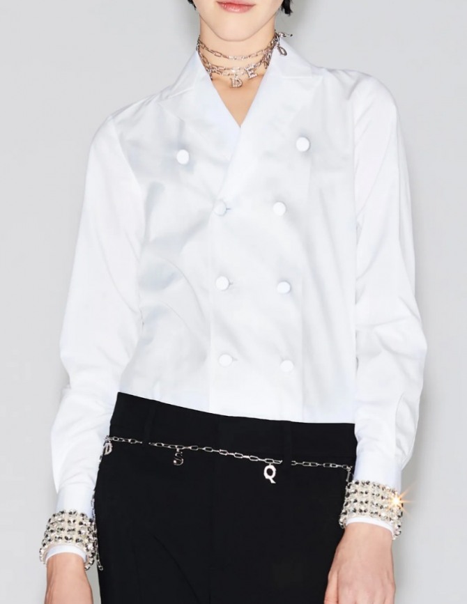 белоснежная нарядная вечерняя блузка без воротника с двумя рядами пуговиц