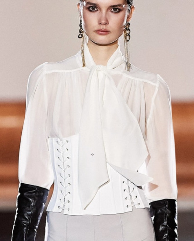 белая женственная блузка с корсетным широким поясом - тренд 2022 года от итальянского бренда Elisabetta Franchi