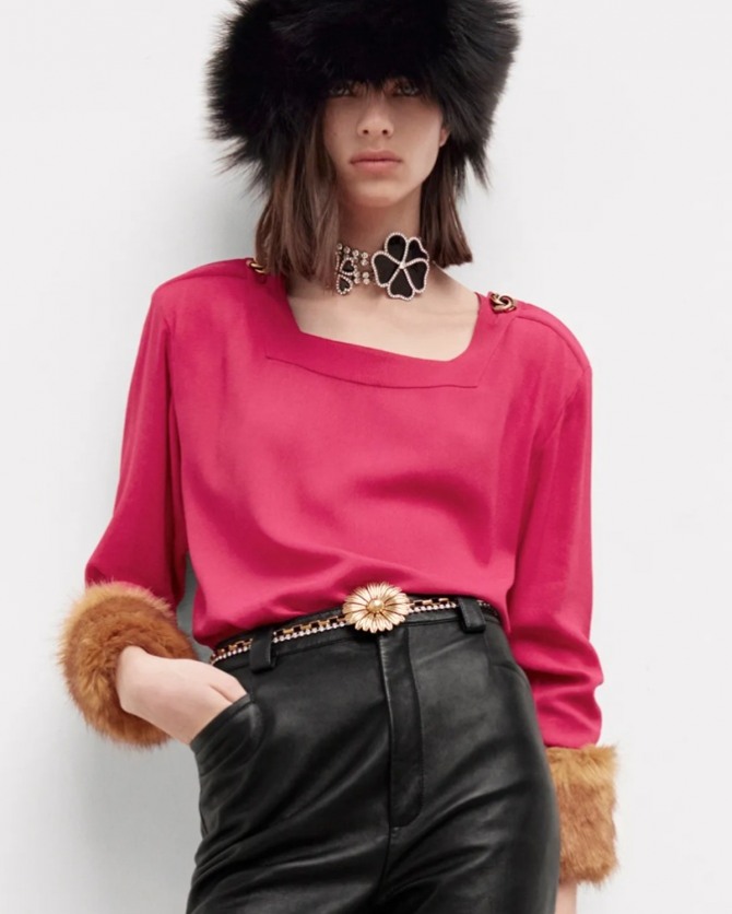 красная вечерняя блузка с меховой отделкой на рукавах и квадратным вырезом на груди в комплекте с кожаными черными брюками - коллекция Saint Laurent