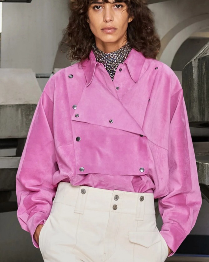 розовая блузка-рубашка с клепками - модель 2022 года от бренда Isabel Marant из велюра