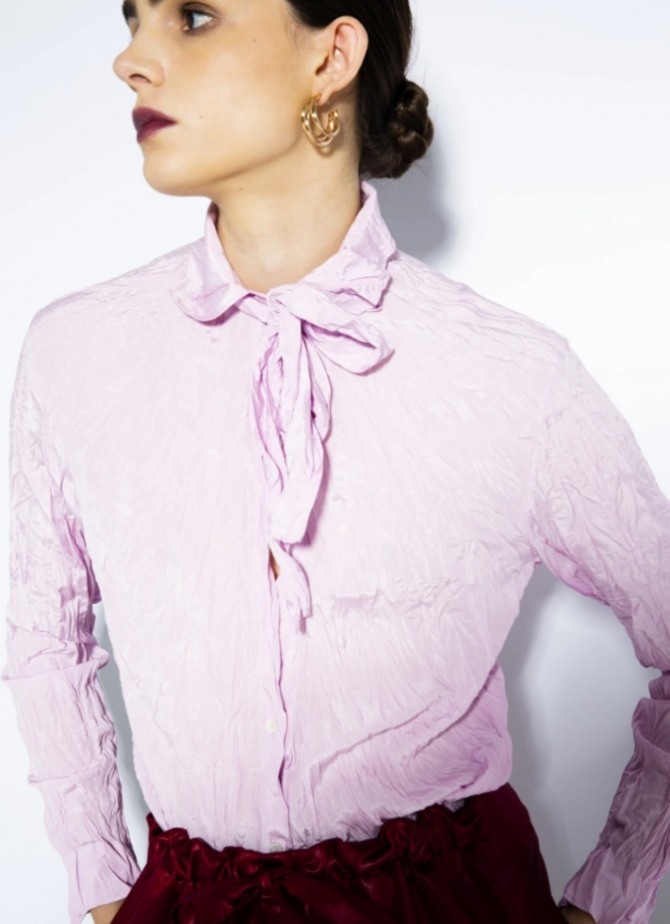 женственная блузка цвета лаванды с маленьким воротником и бантом на шее