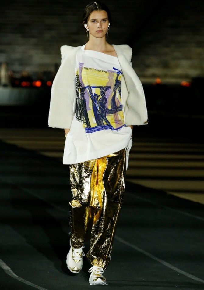 Christian Dior - белая женская блуза с печатным принтом в древне-греческой стилистике в ансамбле с меховым жилетом и брюками из металлизированной ткани цвета золота