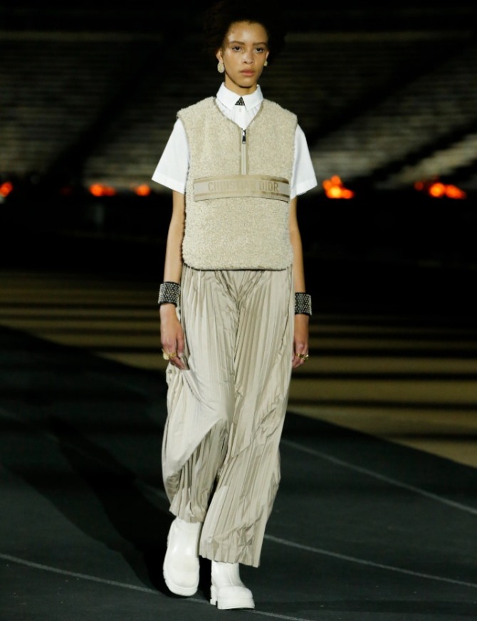 блузки от Christian Dior 2022 - новые тенденции в европейской женской моде