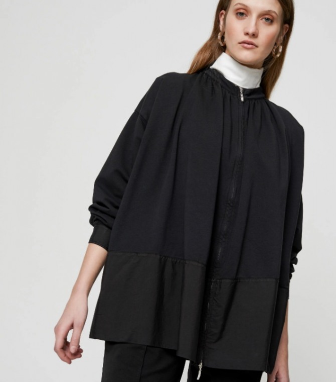 свободная удлиненная блуза-туника черного цвета поверх белой водолазки - повседневная мода осень-зима 2022 года