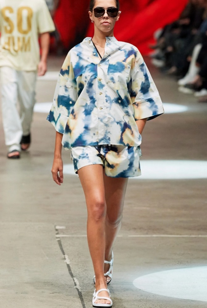 свободная женская блуза с размытым цветочным принтом - модное лето 2022 от Bassike
