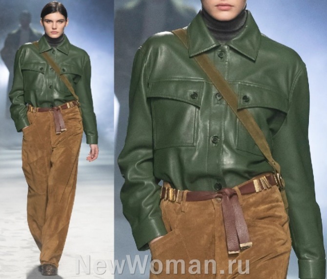 зимние тренды в моде на блузки - кожаная блузка хаки в стиле милитарии от бренда Alberta Ferretti - с брюками из замши коричневого цвета