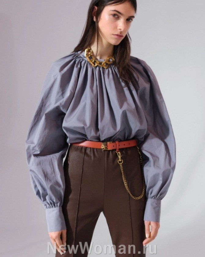 блузки 2022 года главные тренды миланской недели моды - модель без воротника с присборенным округлым вырезом, широкие рубашечные рукава на манжете