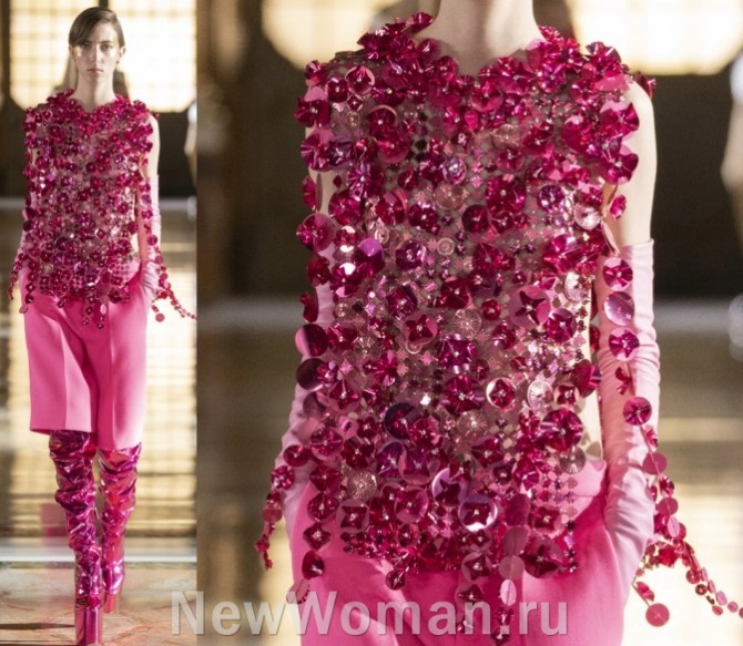 ярко-розовая блузка без рукавов и воротника, декорированная пластмассовыми цветочными аппликациями