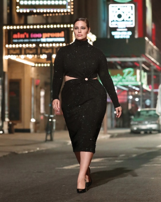 модное вечернее платье размера плюс на 2022 год от бренда Michael Kors - чуть ниже колена, с круговым вырезом вокруг талии, с застежкой на одну пуговицу, воротник-стойка, длинные рукава, черный трикотаж с блестками