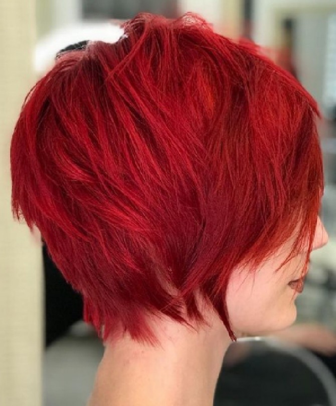 короткая каскадная стрижка на рыжих волосах