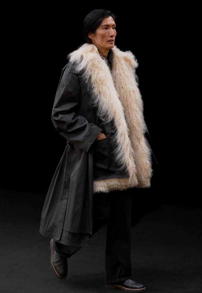 модный тренд сезона осень-зима 2021-2022 - двухслойность, плащ поверх женской куртки на меху