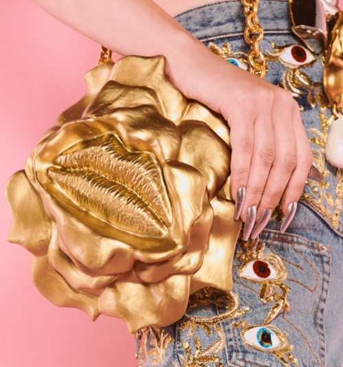 золотая сумка в форме огромного бутона с губами