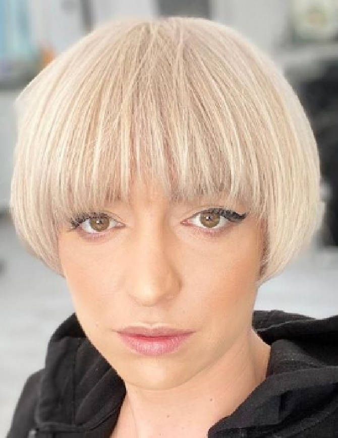 боб-каре блонд с челкой - фото из салона стрижек лето 2021 года