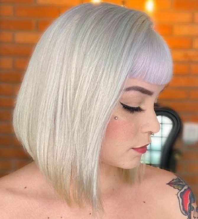 красивая молодая блондинка со стрижкой каре с удлинением и челкой - июньское фото из парикмахерской, 2021 год