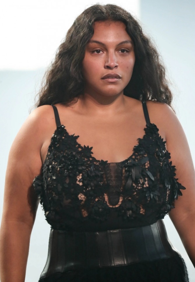 Model plus size Paloma Elsesse демонстрирует черное ажурное вечернее платье на тонких бретелях с широким кожаным корсетным поясом - стильный нарядный лук от бренда Gabriela Hearst на 2022 год