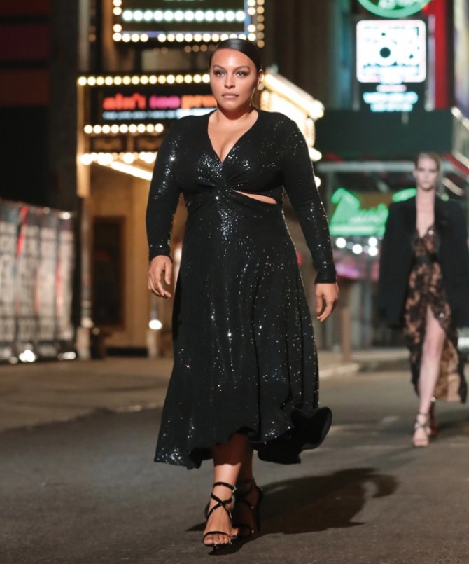 черное вечернее платье с блестками для невысокой полной женщины от Michael Kors - коллекция 2022 года, модель с вырезами на талии, длинными рукавами и V-образным вырезом на груди, длина миди