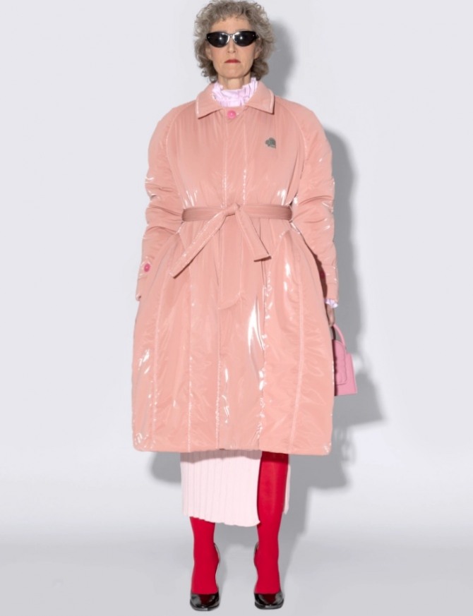 пальто до колена цвет чайная роза, модель из блестящей искусственной кожи - дизайнерские лукбуки на сезон осень-зима 2021-2022 - образы для женщин за 60