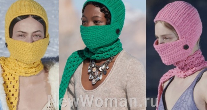 вязаная шапка-маска в комплекте с шарфом такого же цвета - модный тренд сезона осень-зима 2021-2022