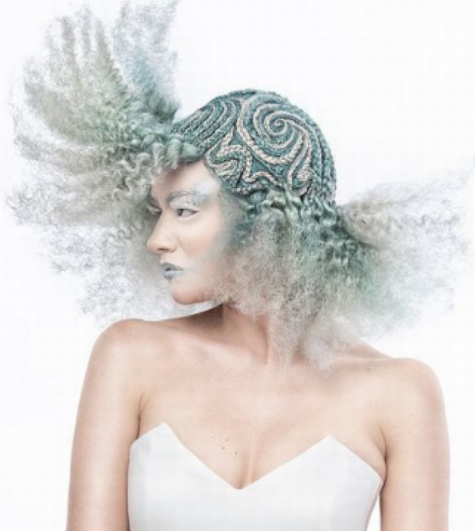 прическа для длинных мелкозавитых волос необычного дизайна - косички заплетены вокруг головы в виде шапочки