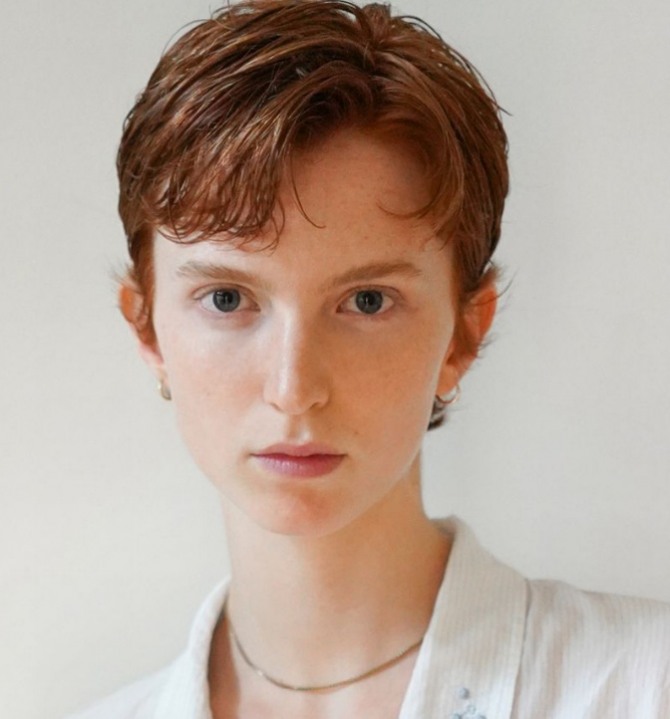 Модель Becky Skirrow с короткой стрижкой на рыжих волосах
