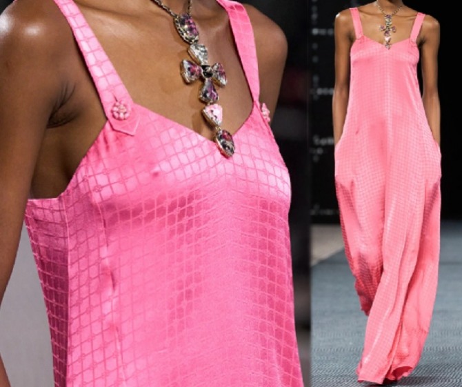 вечерний комбинезон на голое тело ярко-розового цвета сезона весна-лето 2023 года из коллекции Chanel