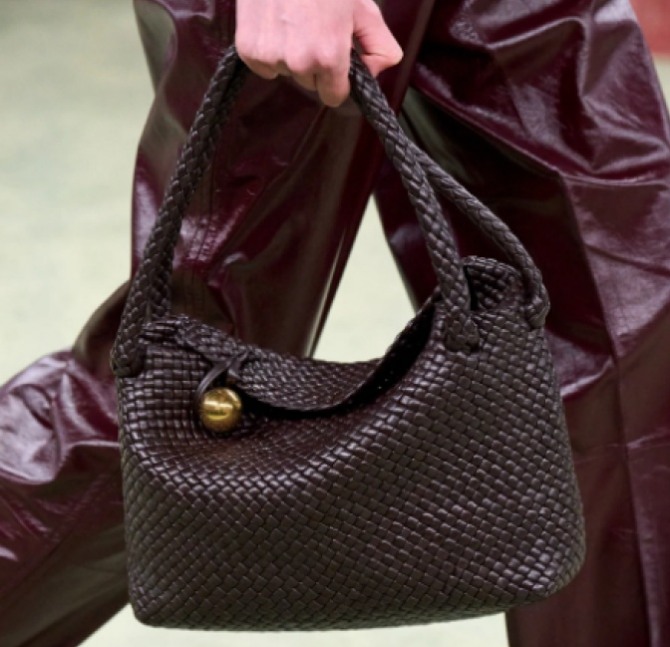 женская сумка коричневого цвета из искусственной кожи с тиснением
