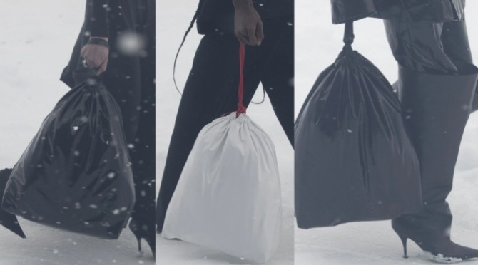 в 2023 году в моде сумки-мешки огромных размеров черного и белого цвета - фото из миланской коллекции 2023 Balenciaga