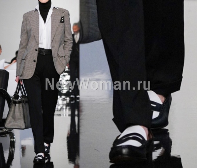 черно-белые женские туфли-лоферы от бренда Ralph Lauren (Нью-Йоркская неделя моды) - в составе модного делового черно-белого женского лука 2023 года