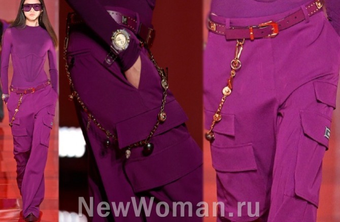 женские брюки 2023 - тренды и фото, брюки карго в стиле милитари от модного дома Версаче, Милан в актуальной цветовой сливовой гамме
