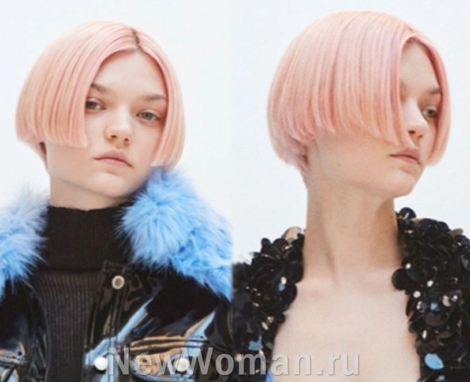 модная стрижка для средних волос 2023 - девушка с розовыми волосами и укороченным каре без челки на прямой серединный пробор