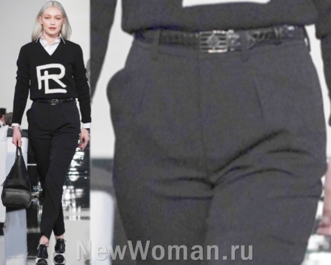 женские черные шерстяные брюки зауженные к низу - модель в мужском стиле с мужским ремнем - фото из коллекции Ральф Лорен на 2023 год