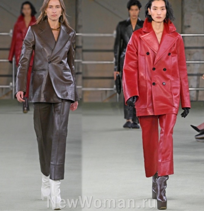 модная верхняя демисезонная женская одежда осеннего сезона 2023 - брючные кожаные костюмы от бренда Bottega Veneta - миланский показ