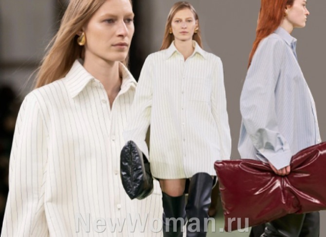 светлые блузки-рубашки в деловой стиле в полоску 2023 года - фото с модного показа Bottega Veneta (Миланская неделя моды)