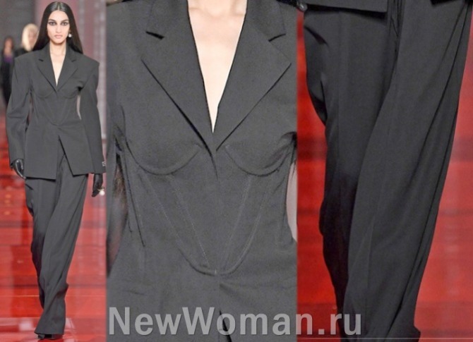 Деловой брючный женский костюм 2023 года в стиле power dressing черного цвета - от итальянского бренда Донателла Версаче 
