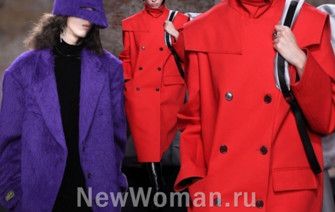 элегантные женские пальто сливового и красного цвета с модных показов сезона весна-лето 2023 года