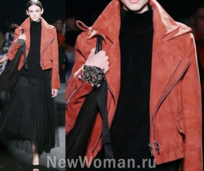 женская замшевая куртка-косуха терракотового цвета на молнии, с двухслойными воротником и лацканами