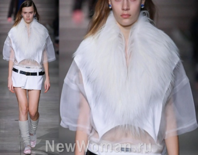 белая прозрачная блузка с коротким рукавом - из фатина  с меховой отделкой в комплекте с мини-юбкой - фото из коллекции Miu Miu (Парижская неделя моды)