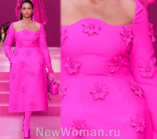 вечернее розовое платье для полных девушек и женщин с цветочными объемными аппликациями - парижский показ от Валентино на 2023 год