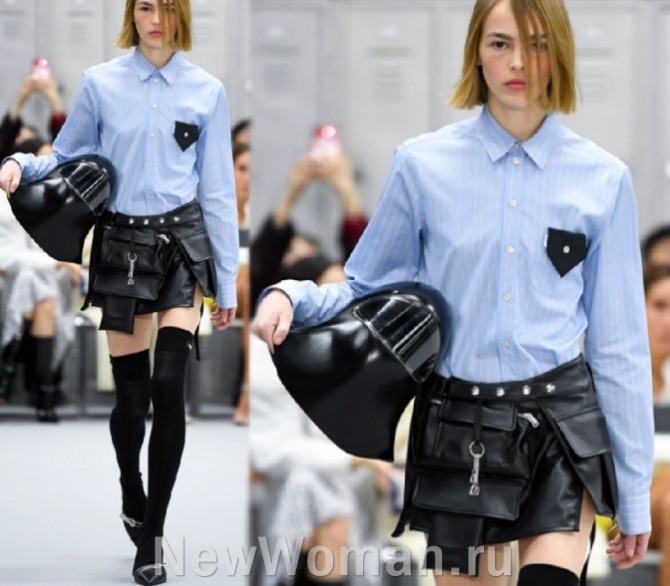 модные блузки 2023 года в деловом стиле - голубая блузка-рубашка в белую полоску в комплекте с кожаной мини-юбкой