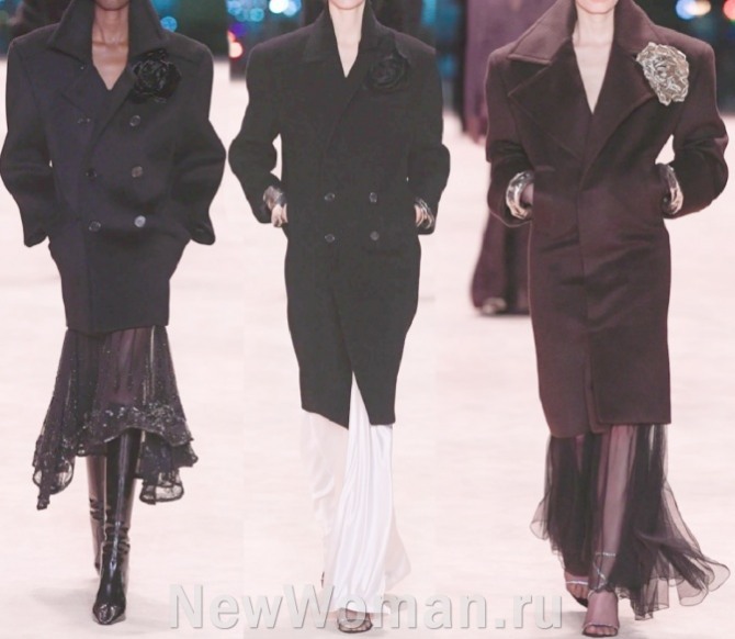 модные женские пальто 2023 года с широкими плечами и зауженными книзу силуэтами в стиле 90-х годов - фото из коллекции бренда Saint Laurent (Парижская неделя моды)