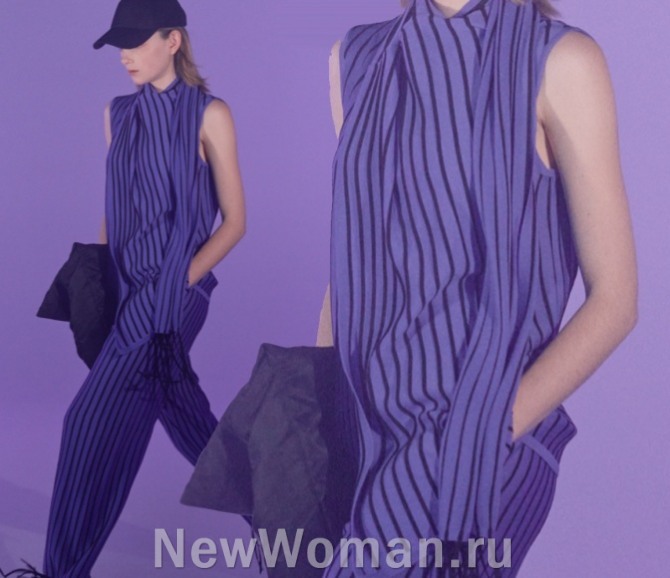 деловой брючный женский костюм с жакетом без рукавов с черными полосами на фиолетовом фоне