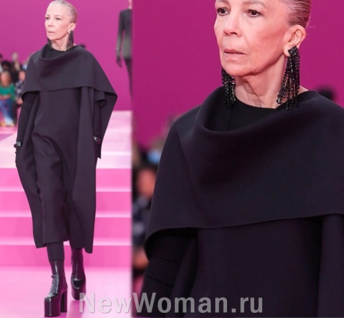 черное платье для торжества для пожилой женщины от итальнского бренда Валентино - сободный силуэт, длина ниже колена, палантин