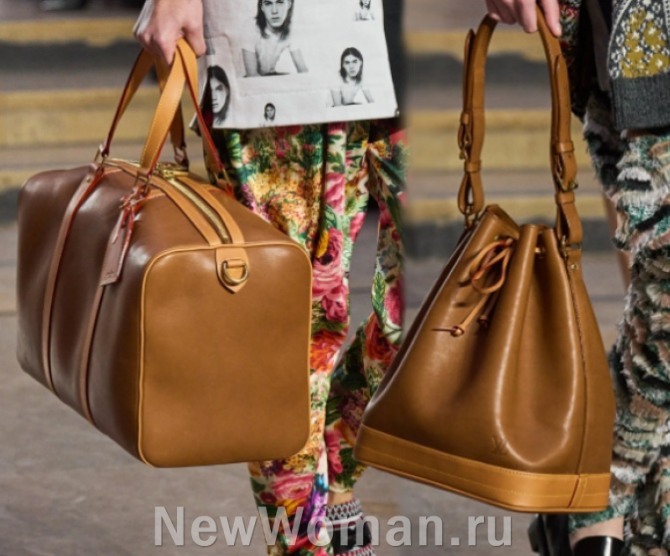 модные дорожные женские сумки 2023 светло-коричневого цвета от модного дома Louis Vuitton - большая дорожная в спортивном стиле и сумка-кисет большого размера 