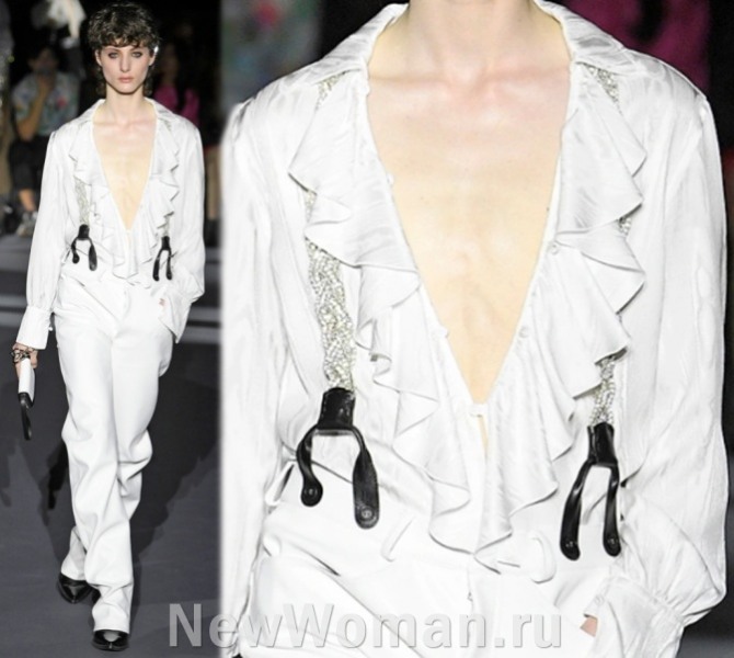 вечерний комплект белого цвета: блуза с глубоким вырезом и волнами вокруг выреза в ансамбле с брюками на подтяжках