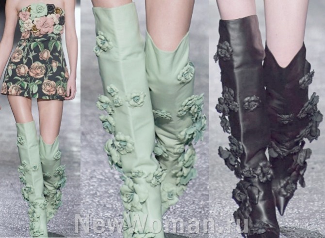 женские ботфорты 2023 года от бренда Roberto Cavalli (Миланская неделя моды) - с декором из объемных цветов на голенище