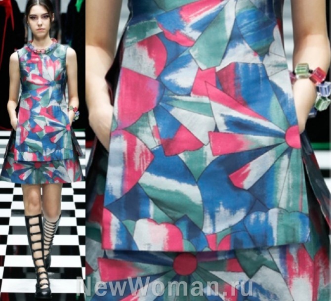 летний комплект юбка с туникой с ярким абстрактным принтом