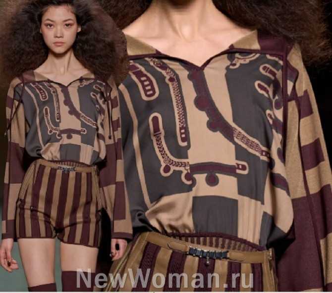 шелковая блузка с абстрактным принтом со стойкой с завязками в комплекте с шортами в вертикальную полоску