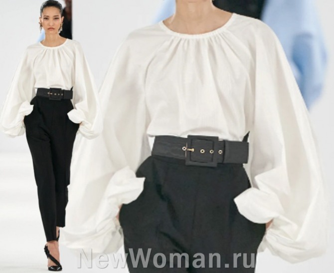 вечерняя белая блуза с длинными расклешенными рукавами на резинке, заправленная в черные брюки